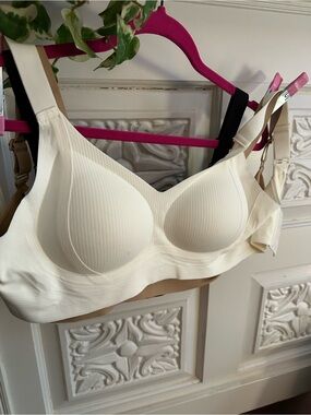 NEW 3- PACK Seamless Contour Wireless Bra - Cream/white /black